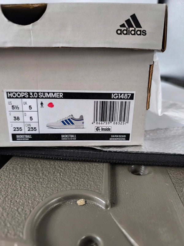 Adidas Hoops Boys / Mens Shoes Trainers UK Size 5