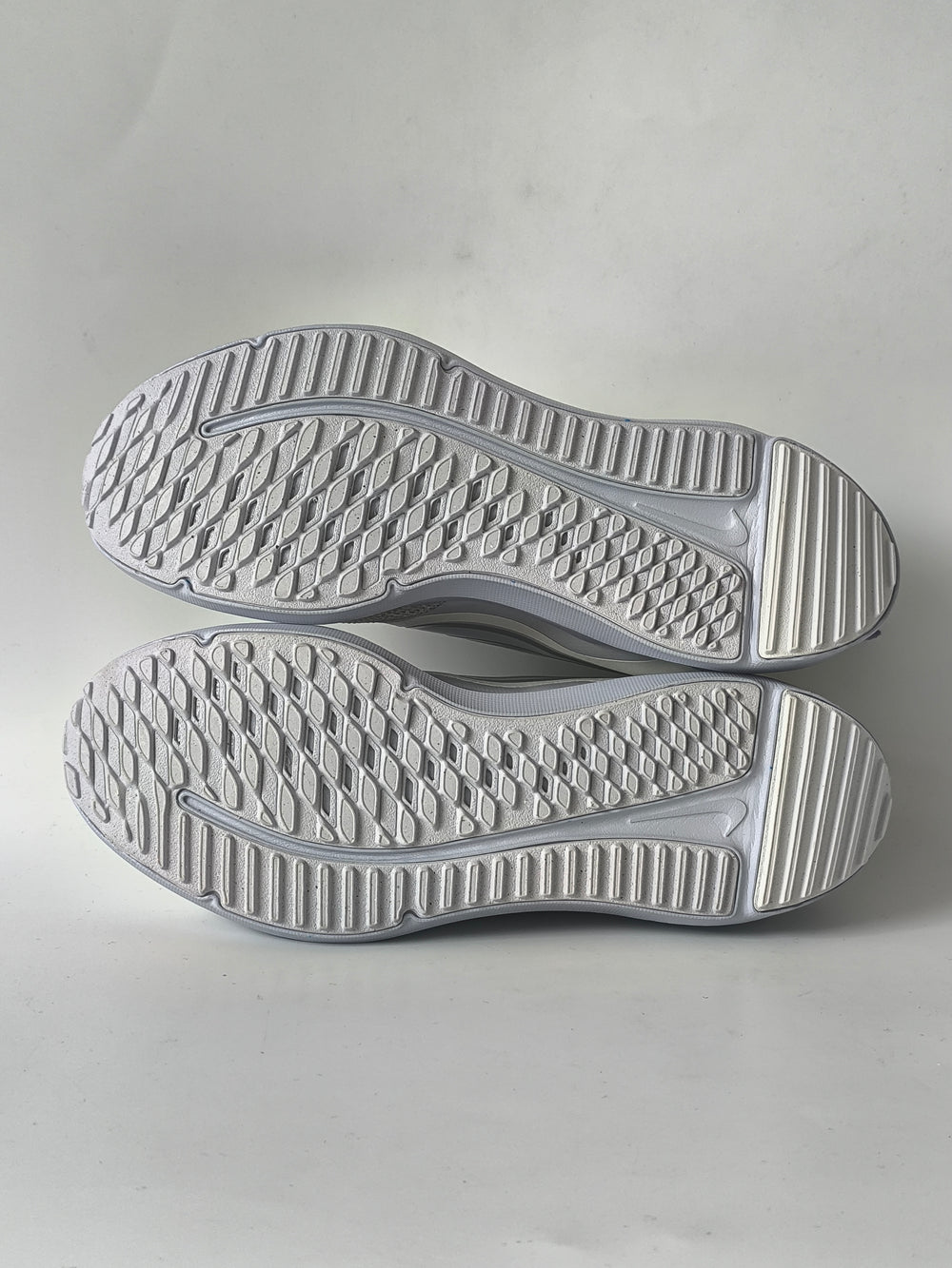 Nike Cosmic Runner GS Kids Shoes Trainers Size UK 4 Brand New Without Box Slight Defect Light Grey White