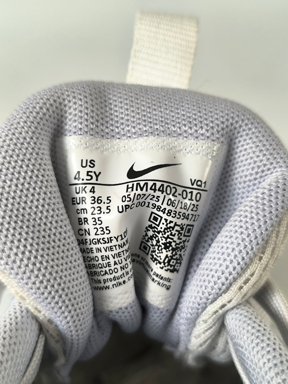 Nike Cosmic Runner GS Kids Shoes Trainers Size UK 4 Brand New Without Box Slight Defect Light Grey White